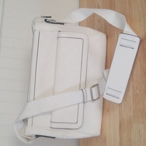 Gucci Ivory Shoulder Bag with Adjustable Strap